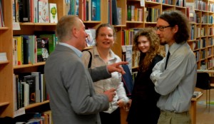 Gerhard im Gespräch mit Martin Mucha (und Familie) in der Bücherei